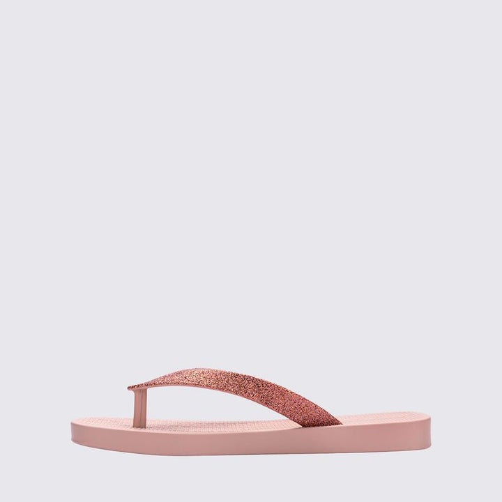 Chinelo Mini Melissa Sun Long Beach II infantil na cor rosa com glitter, com tiras finas e solado reto – calçado leve, brilhante e confortável para o dia a dia das crianças.

Palavra-chave principal:
Mini Melissa Sun Long Beach II

Palavras-chave relacionadas:
Melissa 36100, chinelo infantil rosa glitter, Melissa com tiras finas, chinelo brilhante infantil, calçado confortável Melissa, chinelo leve criança, Melissa praia infantil, chinelo casual infantil, Mini Melissa glitter, chinelo rosa infantil