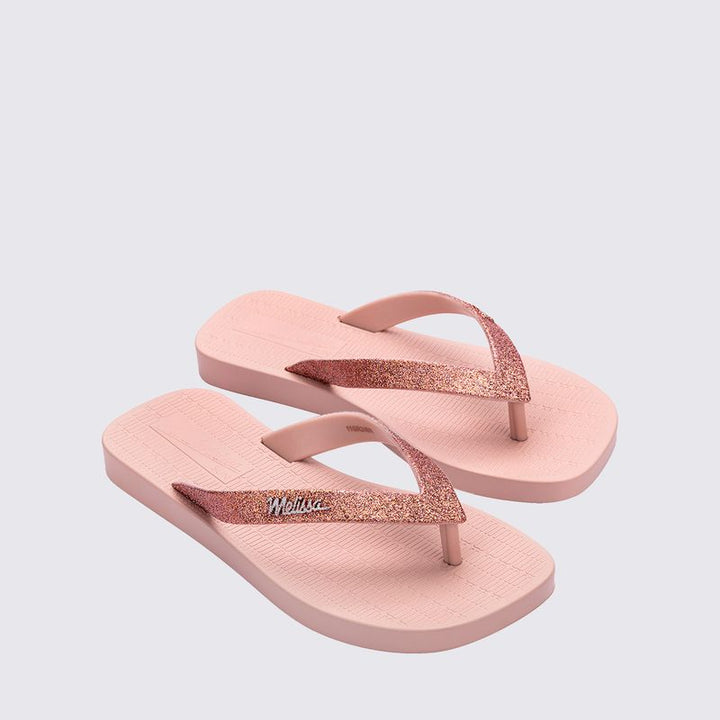 Chinelo Mini Melissa Sun Long Beach II infantil na cor rosa com glitter, com tiras finas e solado reto – calçado leve, brilhante e confortável para o dia a dia das crianças.

Palavra-chave principal:
Mini Melissa Sun Long Beach II

Palavras-chave relacionadas:
Melissa 36100, chinelo infantil rosa glitter, Melissa com tiras finas, chinelo brilhante infantil, calçado confortável Melissa, chinelo leve criança, Melissa praia infantil, chinelo casual infantil, Mini Melissa glitter, chinelo rosa infantil