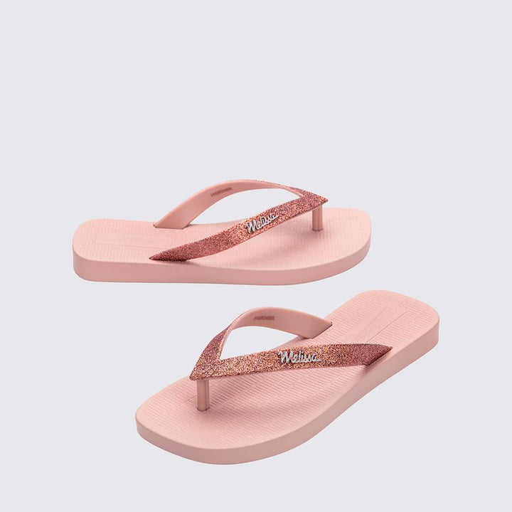 Chinelo Mini Melissa Sun Long Beach II infantil na cor rosa com glitter, com tiras finas e solado reto – calçado leve, brilhante e confortável para o dia a dia das crianças.

Palavra-chave principal:
Mini Melissa Sun Long Beach II

Palavras-chave relacionadas:
Melissa 36100, chinelo infantil rosa glitter, Melissa com tiras finas, chinelo brilhante infantil, calçado confortável Melissa, chinelo leve criança, Melissa praia infantil, chinelo casual infantil, Mini Melissa glitter, chinelo rosa infantil