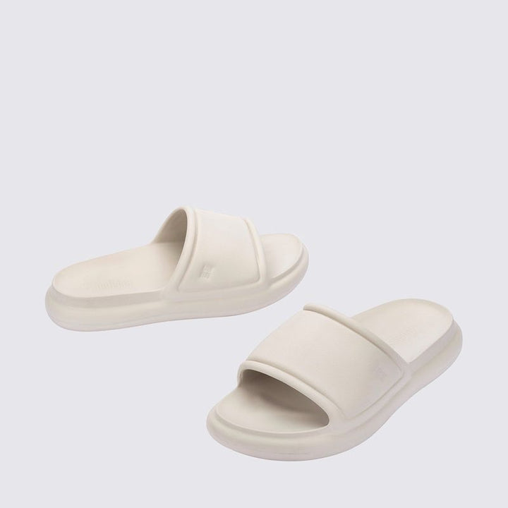 Chinelo Melissa Free Puff Slide Adulto 37722 – slide com tiras acolchoadas em Melflex, solado anatômico e design moderno, garantindo leveza e conforto no dia a dia.

🔑 Palavra-chave principal:
Chinelo Melissa Free Puff Slide Adulto 37722

🔍 Palavras-chave relacionadas:
Melissa Free Puff Slide, chinelo acolchoado Melissa, slide confortável Melissa, chinelo leve Melissa