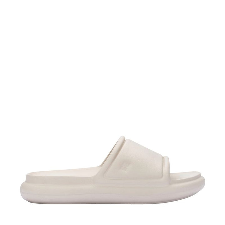 Chinelo Melissa Free Puff Slide Adulto 37722 – slide com tiras acolchoadas em Melflex, solado anatômico e design moderno, garantindo leveza e conforto no dia a dia.

🔑 Palavra-chave principal:
Chinelo Melissa Free Puff Slide Adulto 37722

🔍 Palavras-chave relacionadas:
Melissa Free Puff Slide, chinelo acolchoado Melissa, slide confortável Melissa, chinelo leve Melissa