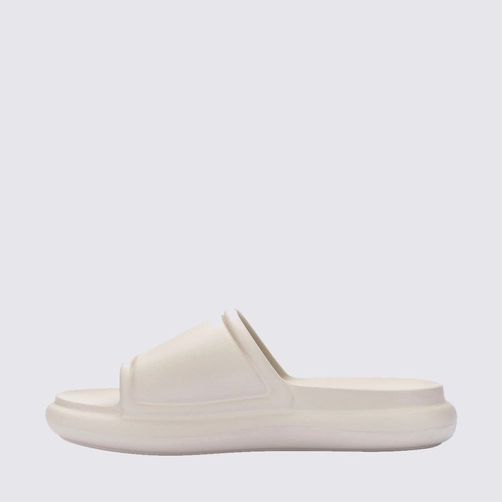 Chinelo Melissa Free Puff Slide Adulto 37722 – slide com tiras acolchoadas em Melflex, solado anatômico e design moderno, garantindo leveza e conforto no dia a dia.

🔑 Palavra-chave principal:
Chinelo Melissa Free Puff Slide Adulto 37722

🔍 Palavras-chave relacionadas:
Melissa Free Puff Slide, chinelo acolchoado Melissa, slide confortável Melissa, chinelo leve Melissa