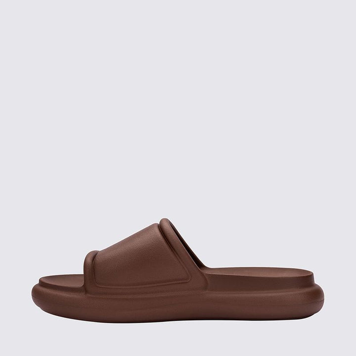 Chinelo Melissa Free Puff Slide Adulto 37722 – slide com tiras acolchoadas em Melflex, solado anatômico e design moderno, garantindo leveza e conforto no dia a dia.

🔑 Palavra-chave principal:
Chinelo Melissa Free Puff Slide Adulto 37722

🔍 Palavras-chave relacionadas:
Melissa Free Puff Slide, chinelo acolchoado Melissa, slide confortável Melissa, chinelo leve Melissa
