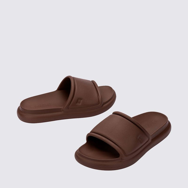 Chinelo Melissa Free Puff Slide Adulto 37722 – slide com tiras acolchoadas em Melflex, solado anatômico e design moderno, garantindo leveza e conforto no dia a dia.

🔑 Palavra-chave principal:
Chinelo Melissa Free Puff Slide Adulto 37722

🔍 Palavras-chave relacionadas:
Melissa Free Puff Slide, chinelo acolchoado Melissa, slide confortável Melissa, chinelo leve Melissa