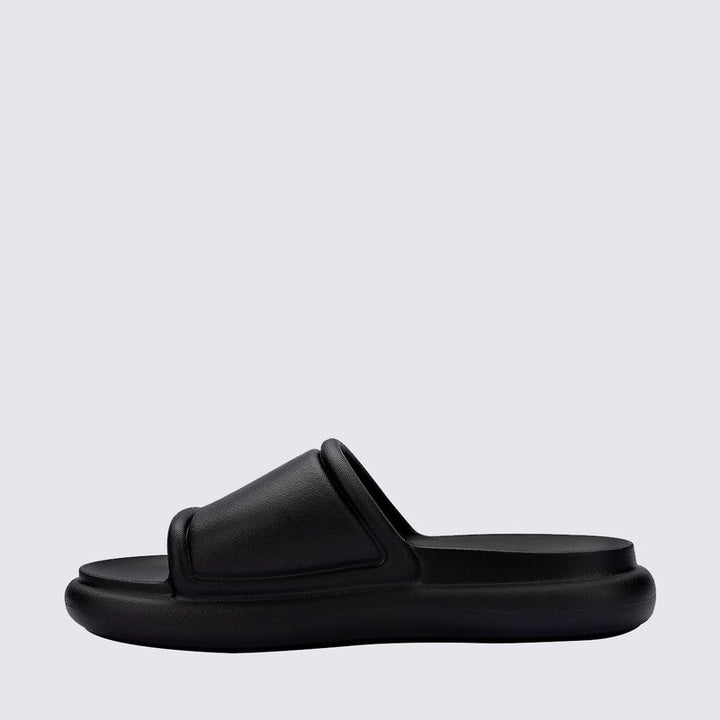 Chinelo Melissa Free Puff Slide Adulto 37722 – slide com tiras acolchoadas em Melflex, solado anatômico e design moderno, garantindo leveza e conforto no dia a dia.

🔑 Palavra-chave principal:
Chinelo Melissa Free Puff Slide Adulto 37722

🔍 Palavras-chave relacionadas:
Melissa Free Puff Slide, chinelo acolchoado Melissa, slide confortável Melissa, chinelo leve Melissa