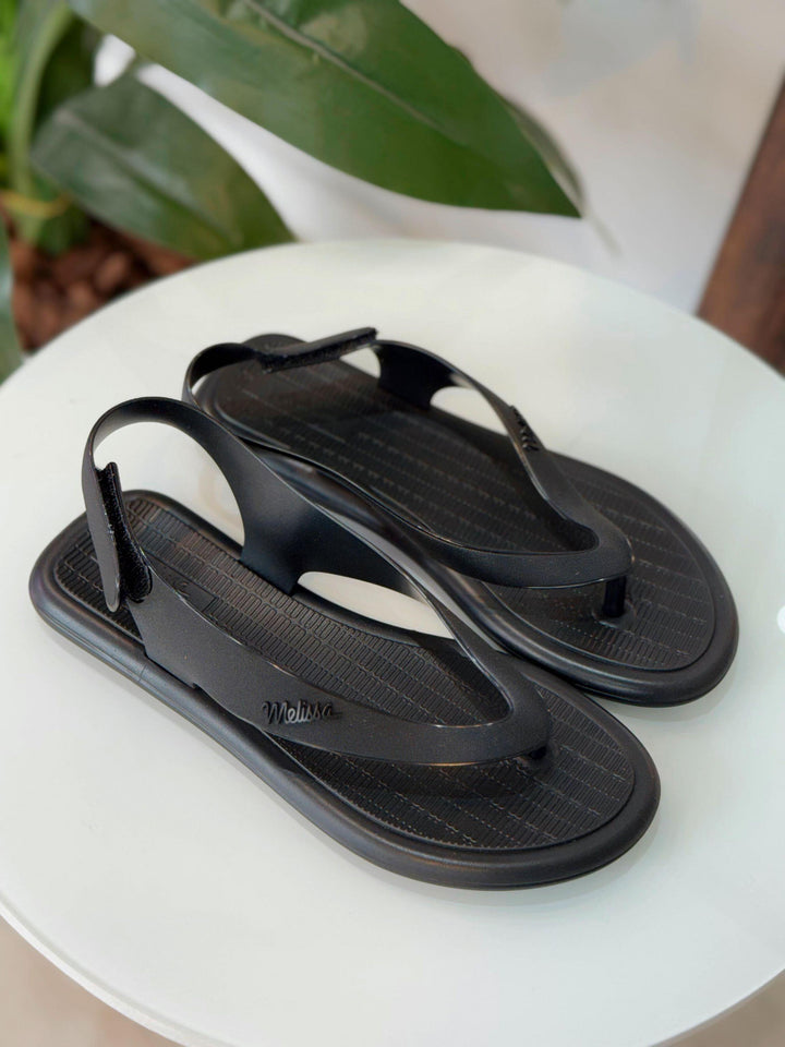 Melissa Sun Samba Adulto 37437 – sandália flat em Melflex com tiras finas e design minimalista, leve e versátil para looks casuais com conforto no dia a dia.

🔑 Palavra-chave principal:
Melissa Sun Samba Adulto 37437

🔍 Palavras-chave relacionadas:
Sandália Melissa Sun Samba, Melissa adulto, sandália flat Melissa, Melissa confortável dia a dia