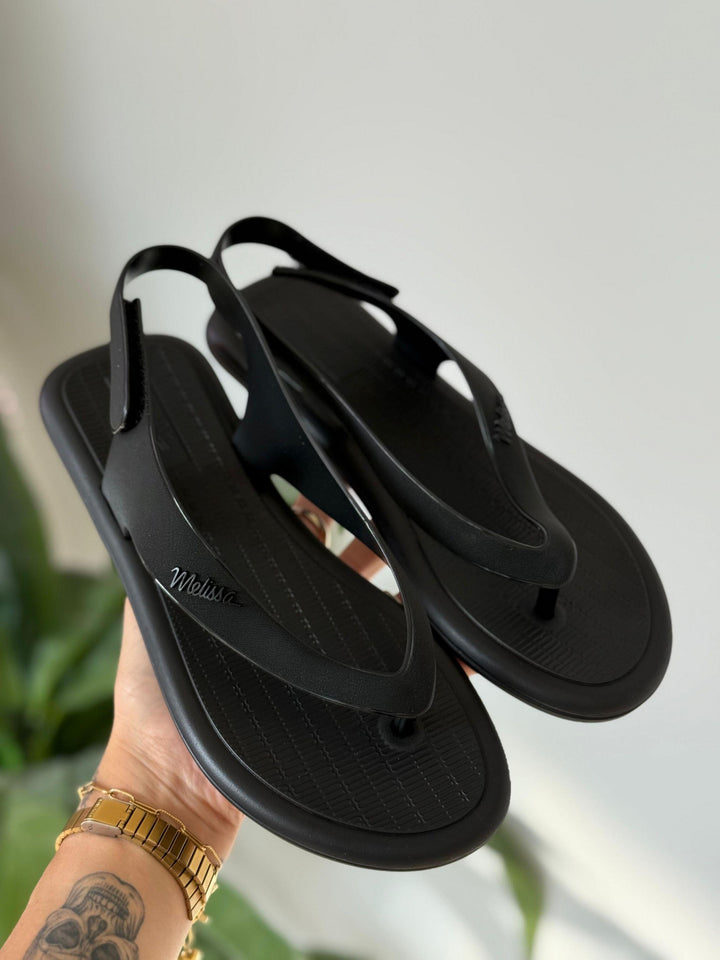 Melissa Sun Samba Adulto 37437 – sandália flat em Melflex com tiras finas e design minimalista, leve e versátil para looks casuais com conforto no dia a dia.

🔑 Palavra-chave principal:
Melissa Sun Samba Adulto 37437

🔍 Palavras-chave relacionadas:
Sandália Melissa Sun Samba, Melissa adulto, sandália flat Melissa, Melissa confortável dia a dia
