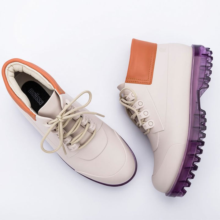 Bota coturno Melissa Ares nas cores bege, laranja e lilás, com design robusto, solado tratorado e cano médio – modelo moderno e estiloso para adultos.

Palavra-chave principal:
Melissa Ares

Palavras-chave relacionadas:
Bota coturno Melissa
Melissa Ares bege
Coturno colorido Melissa
Bota tratorada feminina
Melissa cano médio
Bota estilosa Melissa
Coturno vegano
Melissa inverno 2025
Calçado casual Melissa
Bota moderna feminina