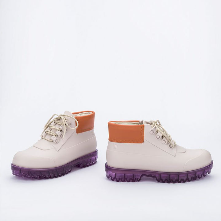 Bota coturno Melissa Ares nas cores bege, laranja e lilás, com design robusto, solado tratorado e cano médio – modelo moderno e estiloso para adultos.

Palavra-chave principal:
Melissa Ares

Palavras-chave relacionadas:
Bota coturno Melissa
Melissa Ares bege
Coturno colorido Melissa
Bota tratorada feminina
Melissa cano médio
Bota estilosa Melissa
Coturno vegano
Melissa inverno 2025
Calçado casual Melissa
Bota moderna feminina