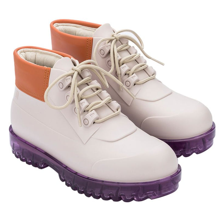 Bota coturno Melissa Ares nas cores bege, laranja e lilás, com design robusto, solado tratorado e cano médio – modelo moderno e estiloso para adultos.

Palavra-chave principal:
Melissa Ares

Palavras-chave relacionadas:
Bota coturno Melissa
Melissa Ares bege
Coturno colorido Melissa
Bota tratorada feminina
Melissa cano médio
Bota estilosa Melissa
Coturno vegano
Melissa inverno 2025
Calçado casual Melissa
Bota moderna feminina