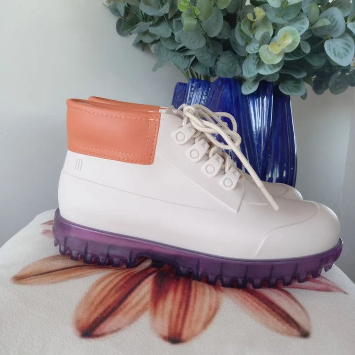 Bota coturno Melissa Ares nas cores bege, laranja e lilás, com design robusto, solado tratorado e cano médio – modelo moderno e estiloso para adultos.

Palavra-chave principal:
Melissa Ares

Palavras-chave relacionadas:
Bota coturno Melissa
Melissa Ares bege
Coturno colorido Melissa
Bota tratorada feminina
Melissa cano médio
Bota estilosa Melissa
Coturno vegano
Melissa inverno 2025
Calçado casual Melissa
Bota moderna feminina