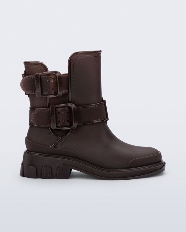Bota adulta Melissa Bang Boot na cor marrom, com design robusto, salto tratorado, cano médio e duas fivelas laterais ajustáveis. Produzida em Melflex, une estilo urbano, conforto e resistência para looks modernos e ousados.

Palavra-chave principal: Melissa Bang Boot Bota Adulto
Palavras-chave relacionadas: bota marrom feminina, bota com fivelas, bota cano médio Melissa, bota tratorada, calçado urbano estiloso