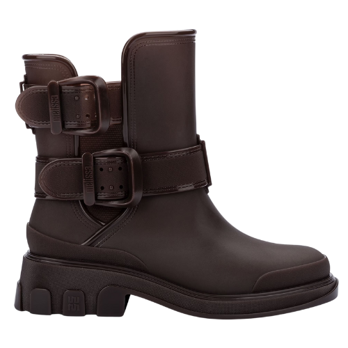 Bota adulta Melissa Bang Boot na cor marrom, com design robusto, salto tratorado, cano médio e duas fivelas laterais ajustáveis. Produzida em Melflex, une estilo urbano, conforto e resistência para looks modernos e ousados.

Palavra-chave principal: Melissa Bang Boot Bota Adulto
Palavras-chave relacionadas: bota marrom feminina, bota com fivelas, bota cano médio Melissa, bota tratorada, calçado urbano estiloso