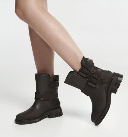 Bota adulta Melissa Bang Boot na cor marrom, com design robusto, salto tratorado, cano médio e duas fivelas laterais ajustáveis. Produzida em Melflex, une estilo urbano, conforto e resistência para looks modernos e ousados.

Palavra-chave principal: Melissa Bang Boot Bota Adulto
Palavras-chave relacionadas: bota marrom feminina, bota com fivelas, bota cano médio Melissa, bota tratorada, calçado urbano estiloso.