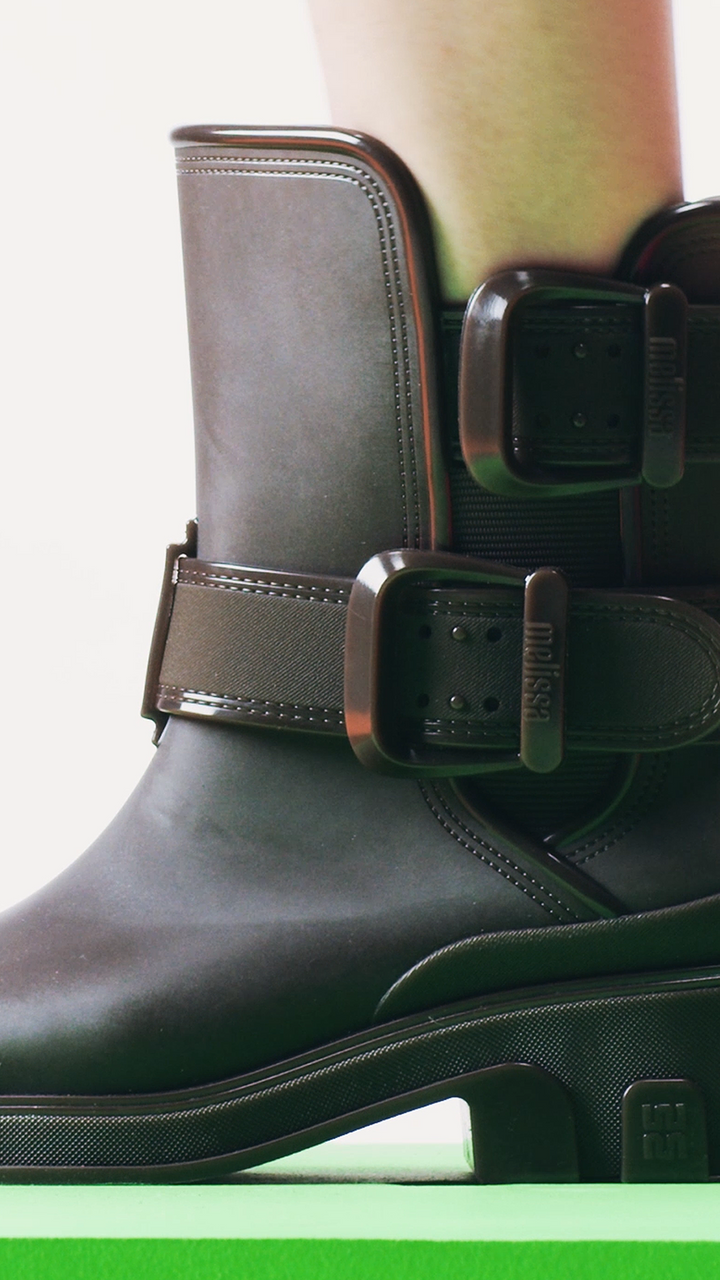 Bota adulta Melissa Bang Boot na cor marrom, com design robusto, salto tratorado, cano médio e duas fivelas laterais ajustáveis. Produzida em Melflex, une estilo urbano, conforto e resistência para looks modernos e ousados.

Palavra-chave principal: Melissa Bang Boot Bota Adulto
Palavras-chave relacionadas: bota marrom feminina, bota com fivelas, bota cano médio Melissa, bota tratorada, calçado urbano estiloso