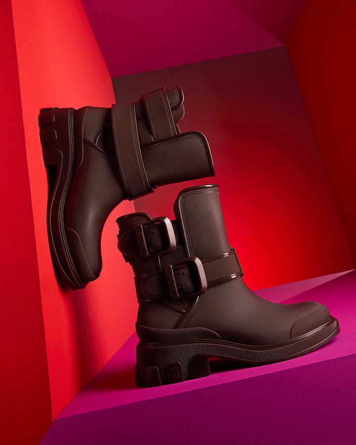 Bota adulta Melissa Bang Boot na cor marrom, com design robusto, salto tratorado, cano médio e duas fivelas laterais ajustáveis. Produzida em Melflex, une estilo urbano, conforto e resistência para looks modernos e ousados.

Palavra-chave principal: Melissa Bang Boot Bota Adulto
Palavras-chave relacionadas: bota marrom feminina, bota com fivelas, bota cano médio Melissa, bota tratorada, calçado urbano estiloso