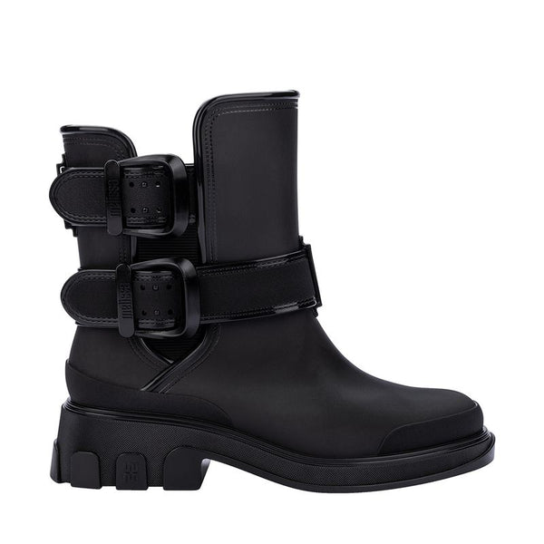 Bota adulta Melissa Bang Boot na cor preta, com cano médio, duas fivelas laterais ajustáveis e solado tratorado. Confeccionada em Melflex, oferece resistência, conforto e visual moderno para compor looks urbanos e cheios de atitude.

Palavra-chave principal: Melissa Bang Boot Bota Adulto
Palavras-chave relacionadas: bota preta feminina, bota tratorada Melissa, bota com fivela, cano médio, calçado resistente e estiloso.
