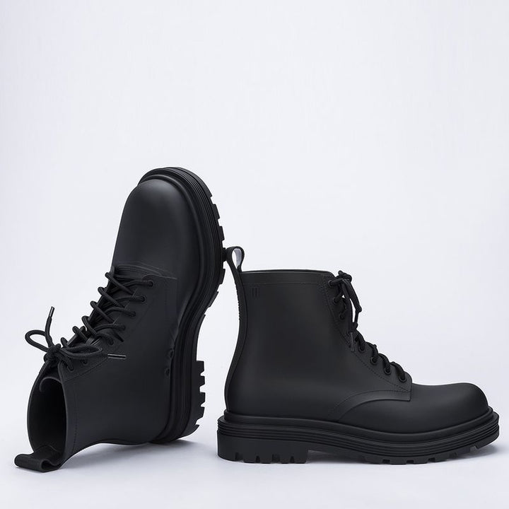 Coturno Melissa adulto na cor preta, com acabamento fosco, cano médio e solado tratorado – ideal para compor looks urbanos e modernos.

Palavra-chave principal:
Melissa Coturno Adulto

Palavras-chave relacionadas:
Coturno Melissa preto
Bota Melissa feminina
Melissa tratorado
Coturno vegano Melissa
Melissa inverno 2025
Calçado feminino preto
Bota urbana Melissa
Melissa 32822
Coturno casual feminino
Melissa cano médio