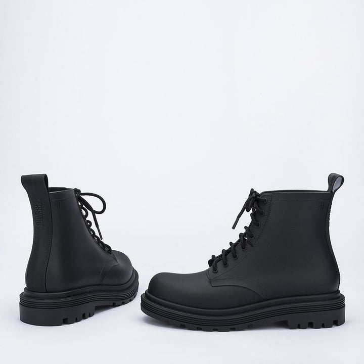 Coturno Melissa adulto na cor preta, com acabamento fosco, cano médio e solado tratorado – ideal para compor looks urbanos e modernos.

Palavra-chave principal:
Melissa Coturno Adulto

Palavras-chave relacionadas:
Coturno Melissa preto
Bota Melissa feminina
Melissa tratorado
Coturno vegano Melissa
Melissa inverno 2025
Calçado feminino preto
Bota urbana Melissa
Melissa 32822
Coturno casual feminino
Melissa cano médio