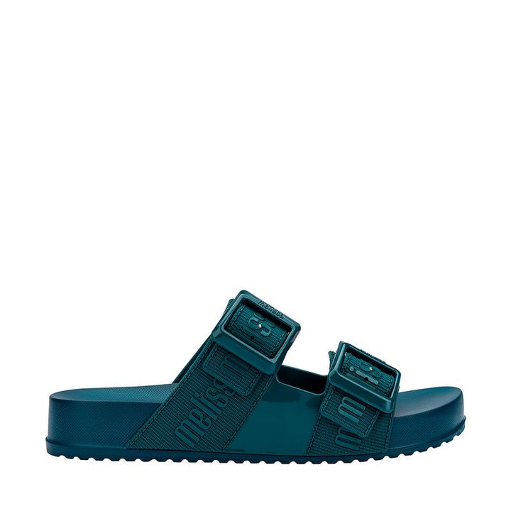 Chinelo adulto Melissa Cozy Slide M.Lover na cor azul médio, com duas tiras largas ajustáveis com fivelas e logo em relevo. Confeccionado em Melflex, com solado tratorado e palmilha anatômica. Perfeito para looks casuais com conforto e estilo despojado.

Palavra-chave principal: Melissa Cozy Slide M.Lover
Palavras-chave relacionadas: chinelo azul médio, slide adulto, Melflex, tiras com fivela, calçado casual, solado tratorado, conforto e estilo.