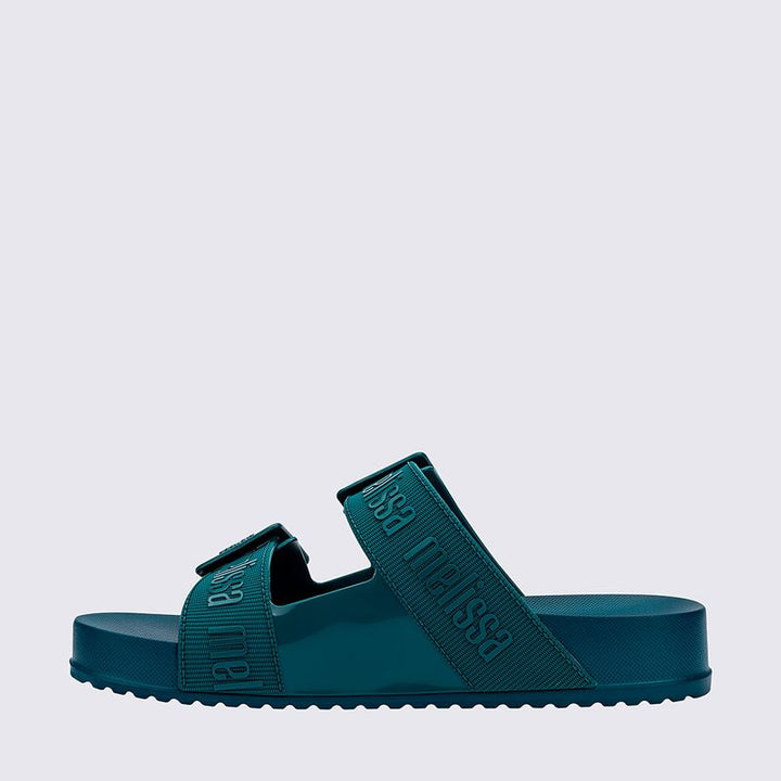 Chinelo adulto Melissa Cozy Slide M.Lover na cor azul médio, com duas tiras largas ajustáveis com fivelas e logo em relevo. Confeccionado em Melflex, com solado tratorado e palmilha anatômica. Perfeito para looks casuais com conforto e estilo despojado.

Palavra-chave principal: Melissa Cozy Slide M.Lover
Palavras-chave relacionadas: chinelo azul médio, slide adulto, Melflex, tiras com fivela, calçado casual, solado tratorado, conforto e estilo.