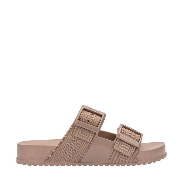 Chinelo adulto Melissa Cozy Slide M.Lover na cor bege, com duas tiras largas ajustáveis com fivelas e logo em relevo. Produzido em Melflex, com palmilha anatômica e solado tratorado. Ideal para looks casuais com conforto, estilo e praticidade.

Palavra-chave principal: Melissa Cozy Slide M.Lover
Palavras-chave relacionadas: chinelo bege, slide feminino, Melflex, tiras com fivela, palmilha anatômica, solado tratorado, calçado confortável.