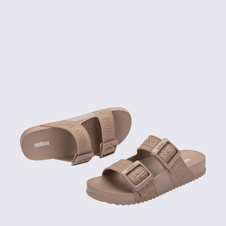 Chinelo adulto Melissa Cozy Slide M.Lover na cor bege, com duas tiras largas ajustáveis com fivelas e logo em relevo. Produzido em Melflex, com palmilha anatômica e solado tratorado. Ideal para looks casuais com conforto, estilo e praticidade.

Palavra-chave principal: Melissa Cozy Slide M.Lover
Palavras-chave relacionadas: chinelo bege, slide feminino, Melflex, tiras com fivela, palmilha anatômica, solado tratorado, calçado confortável.