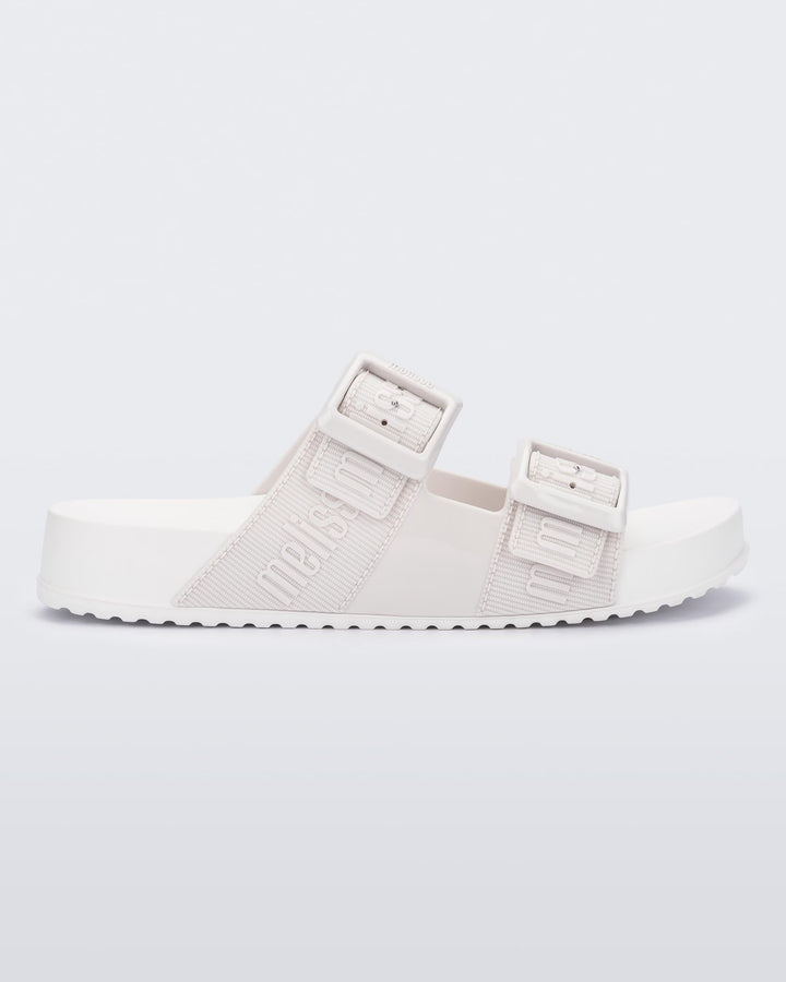Chinelo adulto Melissa Cozy Slide M.Lover na cor bege claro, com duas tiras largas ajustáveis com fivelas e logo em relevo. Fabricado em Melflex, com solado tratorado e palmilha anatômica. Ideal para quem busca conforto, praticidade e estilo clean no dia a dia.

Palavra-chave principal: Melissa Cozy Slide M.Lover
Palavras-chave relacionadas: chinelo bege claro, slide adulto, tiras com fivela, Melflex, calçado confortável, solado tratorado, estilo minimalista.
