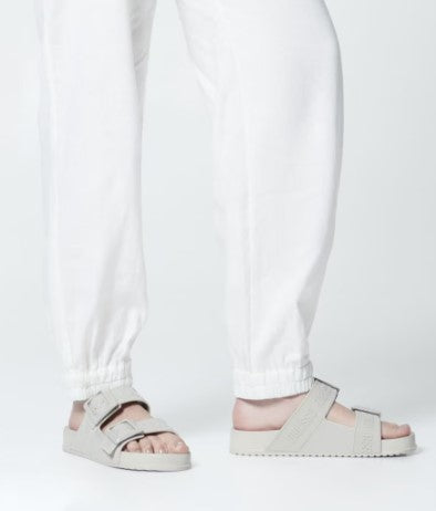 Chinelo adulto Melissa Cozy Slide M.Lover na cor bege claro, com duas tiras largas ajustáveis com fivelas e logo em relevo. Fabricado em Melflex, com solado tratorado e palmilha anatômica. Ideal para quem busca conforto, praticidade e estilo clean no dia a dia.

Palavra-chave principal: Melissa Cozy Slide M.Lover
Palavras-chave relacionadas: chinelo bege claro, slide adulto, tiras com fivela, Melflex, calçado confortável, solado tratorado, estilo minimalista.