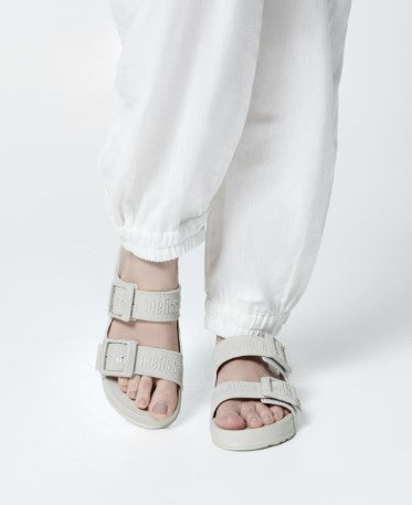 Chinelo adulto Melissa Cozy Slide M.Lover na cor bege claro, com duas tiras largas ajustáveis com fivelas e logo em relevo. Fabricado em Melflex, com solado tratorado e palmilha anatômica. Ideal para quem busca conforto, praticidade e estilo clean no dia a dia.

Palavra-chave principal: Melissa Cozy Slide M.Lover
Palavras-chave relacionadas: chinelo bege claro, slide adulto, tiras com fivela, Melflex, calçado confortável, solado tratorado, estilo minimalista.