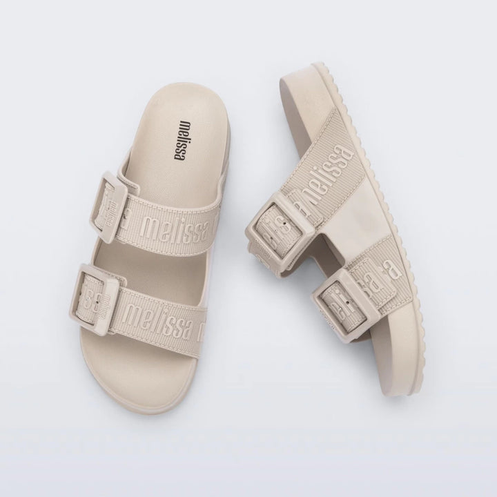 Chinelo adulto Melissa Cozy Slide M.Lover na cor bege claro, com duas tiras largas ajustáveis com fivelas e logo em relevo. Fabricado em Melflex, com solado tratorado e palmilha anatômica. Ideal para quem busca conforto, praticidade e estilo clean no dia a dia.

Palavra-chave principal: Melissa Cozy Slide M.Lover
Palavras-chave relacionadas: chinelo bege claro, slide adulto, tiras com fivela, Melflex, calçado confortável, solado tratorado, estilo minimalista.