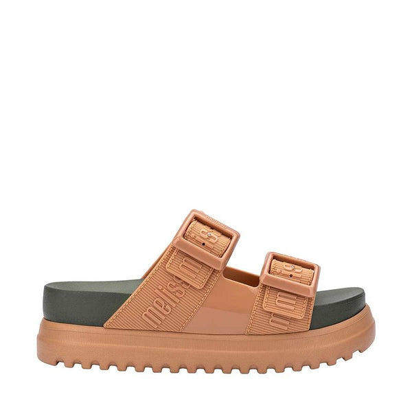Sandália plataforma adulta Melissa Cozy M.Lover nas cores bege e verde, com duas tiras largas ajustáveis com fivelas e logo em relevo. Confeccionada em Melflex, possui solado tratorado e palmilha anatômica. Ideal para quem busca estilo, conforto e um visual moderno e ousado