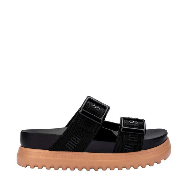 Sandália plataforma Melissa Cozy M.Lover na cor preta, com duas tiras largas ajustáveis com fivelas e logo em relevo. Produzida em Melflex, conta com solado tratorado e palmilha anatômica. Ideal para compor looks casuais com conforto, atitude e estilo urbano