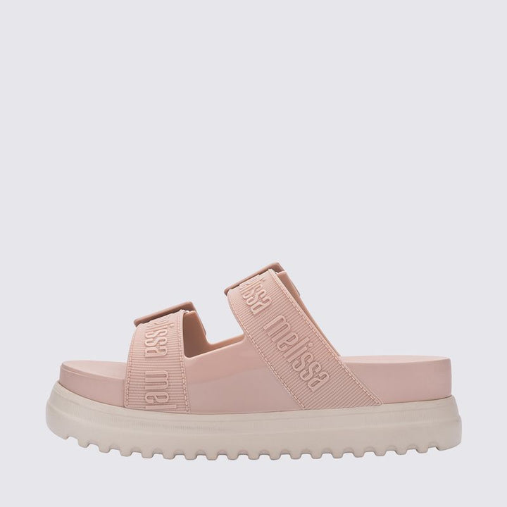 Sandália plataforma Melissa Cozy M.Lover nas cores rosa e bege, com duas tiras largas ajustáveis com fivelas e logo em relevo. Confeccionada em Melflex, possui solado alto tratorado e palmilha anatômica. Ideal para looks casuais com conforto, estilo e atitude