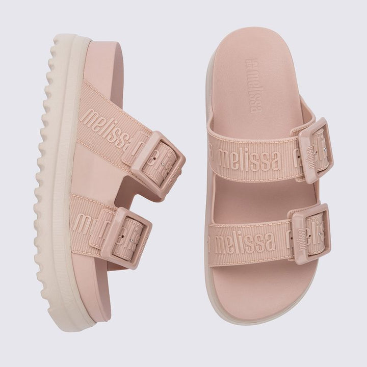 Sandália plataforma Melissa Cozy M.Lover nas cores rosa e bege, com duas tiras largas ajustáveis com fivelas e logo em relevo. Confeccionada em Melflex, possui solado alto tratorado e palmilha anatômica. Ideal para looks casuais com conforto, estilo e atitude