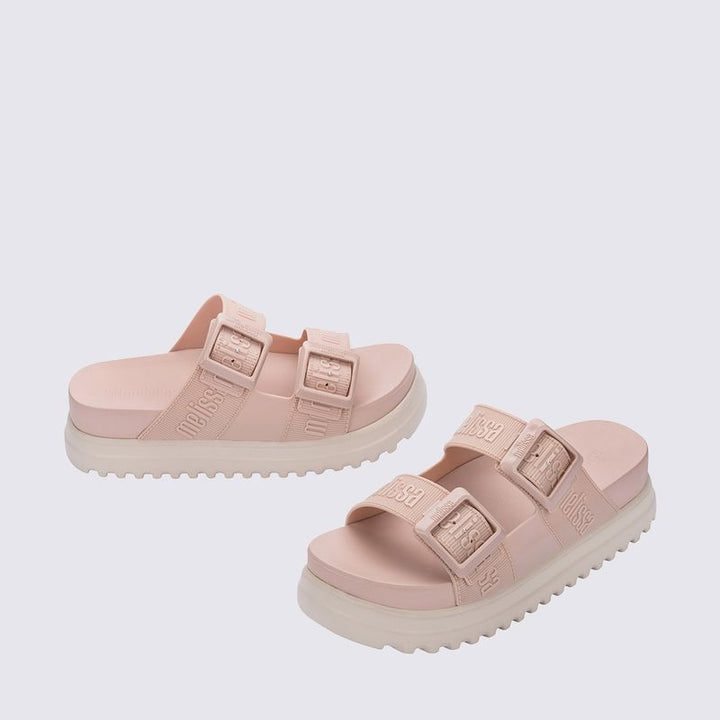 Sandália plataforma Melissa Cozy M.Lover nas cores rosa e bege, com duas tiras largas ajustáveis com fivelas e logo em relevo. Confeccionada em Melflex, possui solado alto tratorado e palmilha anatômica. Ideal para looks casuais com conforto, estilo e atitude