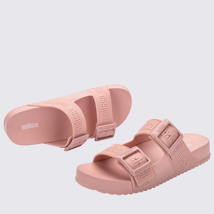 Chinelo adulto Melissa Cozy Slide M.Lover na cor rosa, com duas tiras largas ajustáveis com fivelas e logo em relevo. Feito em Melflex, possui solado tratorado e palmilha anatômica. Ideal para compor looks casuais com conforto e estilo despojado.

Palavra-chave principal: Melissa Cozy Slide M.Lover
Palavras-chave relacionadas: chinelo rosa, slide adulto, tiras com fivela, Melflex, solado tratorado, conforto, calçado casual feminino.