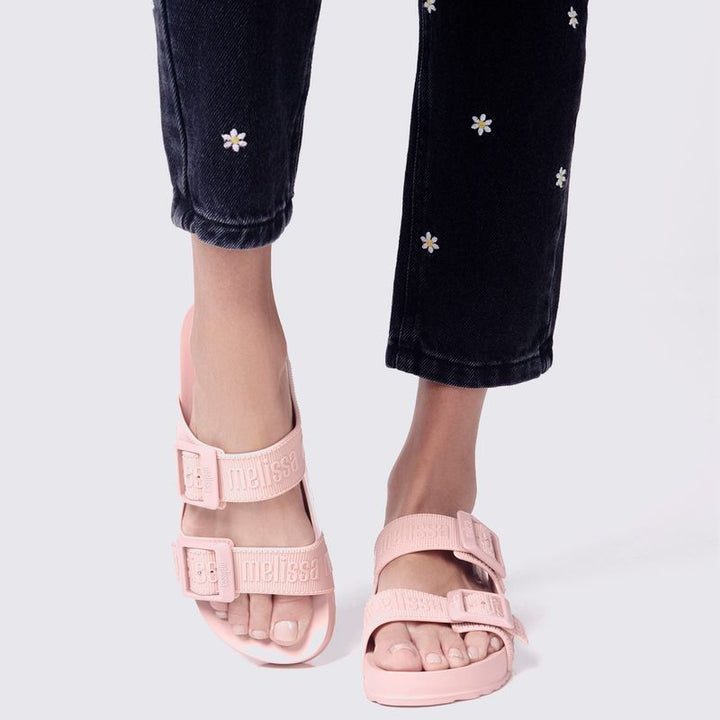 Chinelo adulto Melissa Cozy Slide M.Lover na cor rosa, com duas tiras largas ajustáveis com fivelas e logo em relevo. Feito em Melflex, possui solado tratorado e palmilha anatômica. Ideal para compor looks casuais com conforto e estilo despojado.

Palavra-chave principal: Melissa Cozy Slide M.Lover
Palavras-chave relacionadas: chinelo rosa, slide adulto, tiras com fivela, Melflex, solado tratorado, conforto, calçado casual feminino.