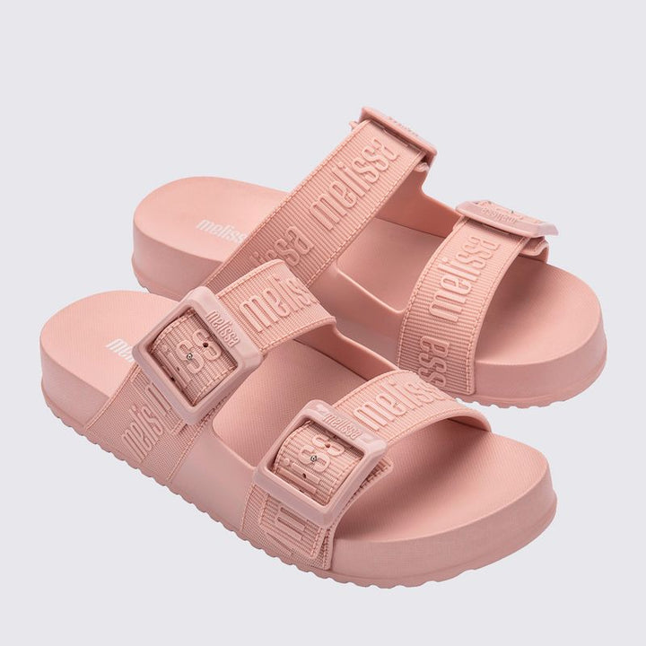 Chinelo adulto Melissa Cozy Slide M.Lover na cor rosa, com duas tiras largas ajustáveis com fivelas e logo em relevo. Feito em Melflex, possui solado tratorado e palmilha anatômica. Ideal para compor looks casuais com conforto e estilo despojado.

Palavra-chave principal: Melissa Cozy Slide M.Lover
Palavras-chave relacionadas: chinelo rosa, slide adulto, tiras com fivela, Melflex, solado tratorado, conforto, calçado casual feminino.