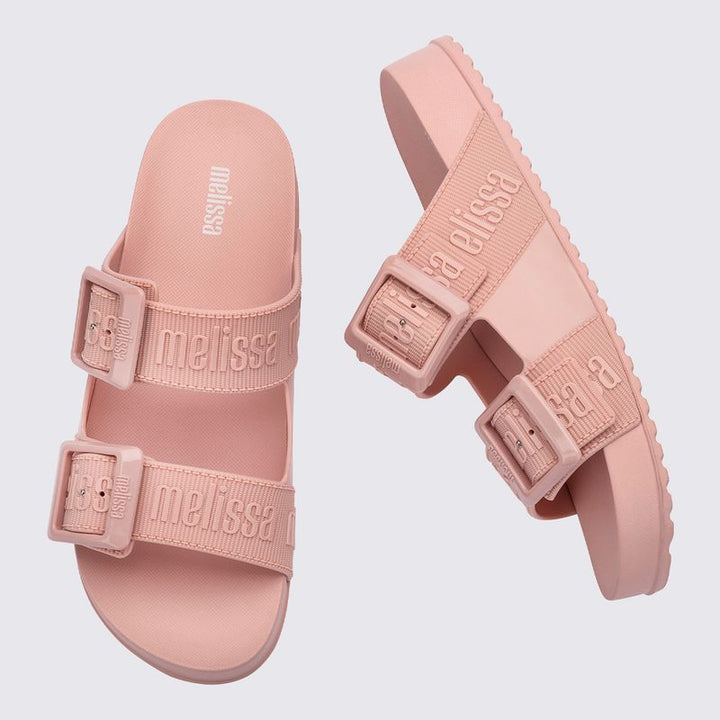 Chinelo adulto Melissa Cozy Slide M.Lover na cor rosa, com duas tiras largas ajustáveis com fivelas e logo em relevo. Feito em Melflex, possui solado tratorado e palmilha anatômica. Ideal para compor looks casuais com conforto e estilo despojado.

Palavra-chave principal: Melissa Cozy Slide M.Lover
Palavras-chave relacionadas: chinelo rosa, slide adulto, tiras com fivela, Melflex, solado tratorado, conforto, calçado casual feminino.