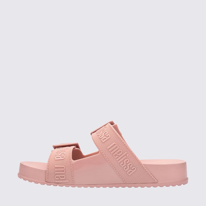 Chinelo adulto Melissa Cozy Slide M.Lover na cor rosa, com duas tiras largas ajustáveis com fivelas e logo em relevo. Feito em Melflex, possui solado tratorado e palmilha anatômica. Ideal para compor looks casuais com conforto e estilo despojado.

Palavra-chave principal: Melissa Cozy Slide M.Lover
Palavras-chave relacionadas: chinelo rosa, slide adulto, tiras com fivela, Melflex, solado tratorado, conforto, calçado casual feminino.