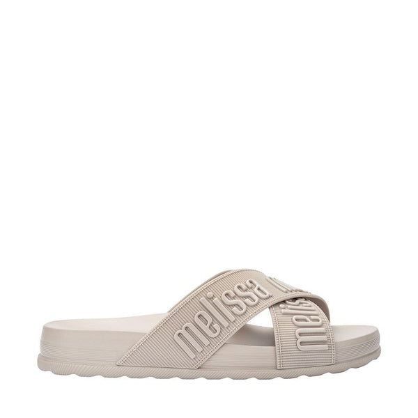 Chinelo adulto Melissa Cozy Slide M.Lover II na cor bege, com tira única larga e acabamento aveludado. Produzido em Melflex, possui palmilha confortável e solado reto. Perfeito para compor looks casuais com elegância, praticidade e muito conforto."

Palavra-chave principal: Melissa Cozy Slide M.Lover II
Palavras-chave relacionadas: chinelo bege, slide feminino, Melflex, acabamento aveludado, tira larga, calçado confortável, estilo casual.