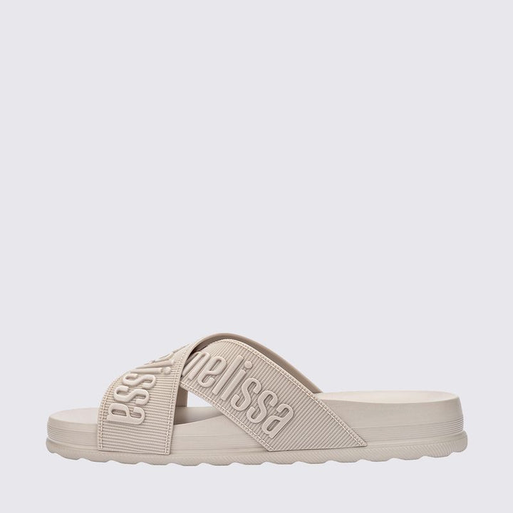 Chinelo adulto Melissa Cozy Slide M.Lover II na cor bege, com tira única larga e acabamento aveludado. Produzido em Melflex, possui palmilha confortável e solado reto. Perfeito para compor looks casuais com elegância, praticidade e muito conforto."

Palavra-chave principal: Melissa Cozy Slide M.Lover II
Palavras-chave relacionadas: chinelo bege, slide feminino, Melflex, acabamento aveludado, tira larga, calçado confortável, estilo casual.