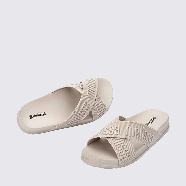 Chinelo adulto Melissa Cozy Slide M.Lover II na cor bege, com tira única larga e acabamento aveludado. Produzido em Melflex, possui palmilha confortável e solado reto. Perfeito para compor looks casuais com elegância, praticidade e muito conforto."

Palavra-chave principal: Melissa Cozy Slide M.Lover II
Palavras-chave relacionadas: chinelo bege, slide feminino, Melflex, acabamento aveludado, tira larga, calçado confortável, estilo casual.