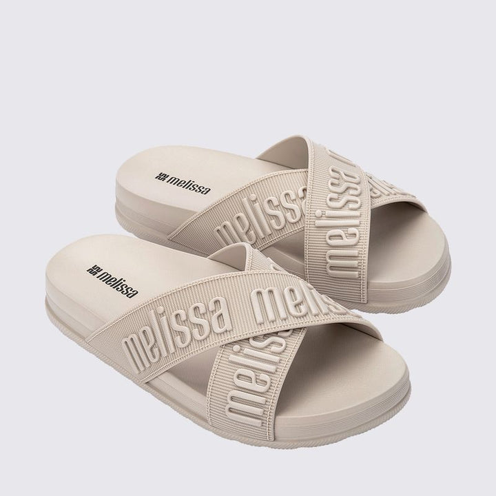 Chinelo adulto Melissa Cozy Slide M.Lover II na cor bege, com tira única larga e acabamento aveludado. Produzido em Melflex, possui palmilha confortável e solado reto. Perfeito para compor looks casuais com elegância, praticidade e muito conforto."

Palavra-chave principal: Melissa Cozy Slide M.Lover II
Palavras-chave relacionadas: chinelo bege, slide feminino, Melflex, acabamento aveludado, tira larga, calçado confortável, estilo casual.