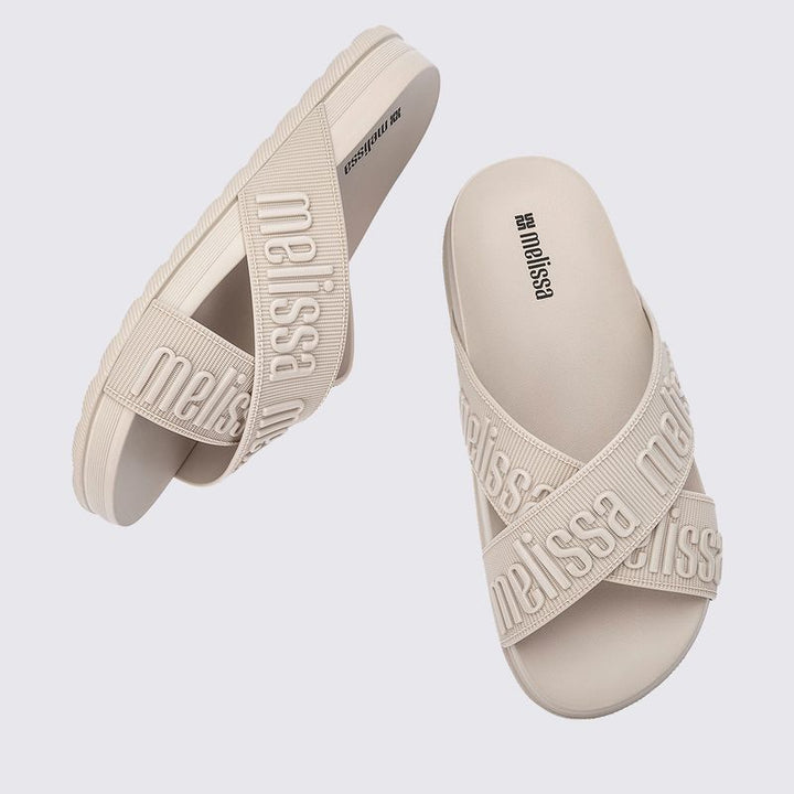 Chinelo adulto Melissa Cozy Slide M.Lover II na cor bege, com tira única larga e acabamento aveludado. Produzido em Melflex, possui palmilha confortável e solado reto. Perfeito para compor looks casuais com elegância, praticidade e muito conforto."

Palavra-chave principal: Melissa Cozy Slide M.Lover II
Palavras-chave relacionadas: chinelo bege, slide feminino, Melflex, acabamento aveludado, tira larga, calçado confortável, estilo casual.