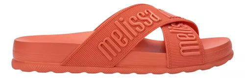Chinelo adulto Melissa Cozy Slide M.Lover II na cor laranja, com tira única larga e acabamento aveludado. Feito em Melflex, com palmilha macia e solado reto. Ideal para looks casuais com conforto, estilo e um toque moderno de cor."

Palavra-chave principal: Melissa Cozy Slide M.Lover II
Palavras-chave relacionadas: chinelo laranja, slide feminino, tira larga, Melflex, chinelo confortável, acabamento aveludado, moda casual.