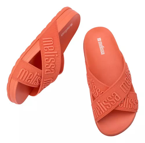 Chinelo adulto Melissa Cozy Slide M.Lover II na cor laranja, com tira única larga e acabamento aveludado. Feito em Melflex, com palmilha macia e solado reto. Ideal para looks casuais com conforto, estilo e um toque moderno de cor."

Palavra-chave principal: Melissa Cozy Slide M.Lover II
Palavras-chave relacionadas: chinelo laranja, slide feminino, tira larga, Melflex, chinelo confortável, acabamento aveludado, moda casual.