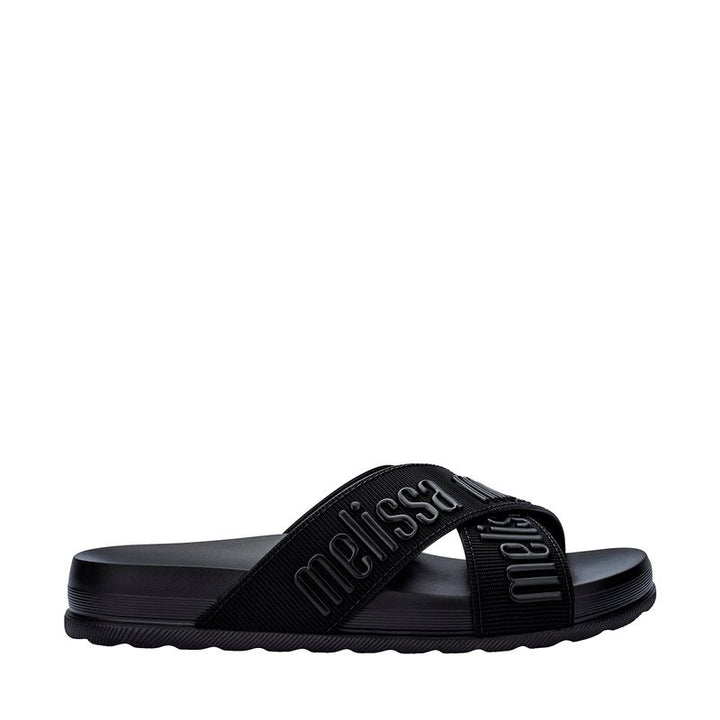 Melissa Cozy Chinelo Slide M.Lover II na cor preta, com tira única larga e textura aveludada. Produzido em Melflex, com palmilha confortável e solado reto. Ideal para looks casuais com estilo, praticidade e muito conforto."

Palavra-chave principal: Melissa Cozy Slide M.Lover II
Palavras-chave relacionadas: chinelo preto, slide feminino, tira larga, Melflex, chinelo confortável, estilo casual, textura aveludada.