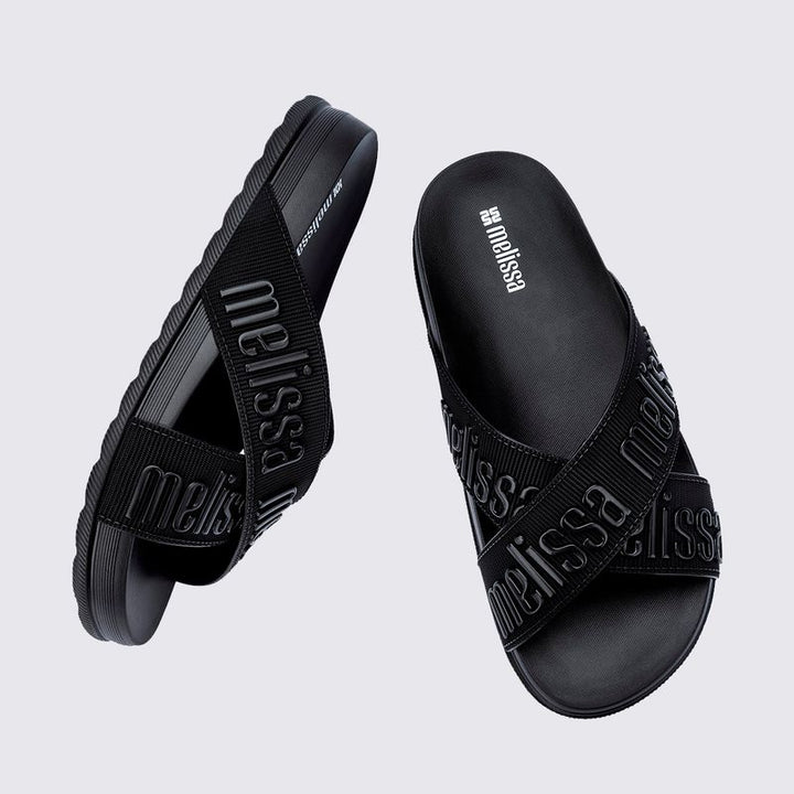 Melissa Cozy Chinelo Slide M.Lover II na cor preta, com tira única larga e textura aveludada. Produzido em Melflex, com palmilha confortável e solado reto. Ideal para looks casuais com estilo, praticidade e muito conforto."

Palavra-chave principal: Melissa Cozy Slide M.Lover II
Palavras-chave relacionadas: chinelo preto, slide feminino, tira larga, Melflex, chinelo confortável, estilo casual, textura aveludada.